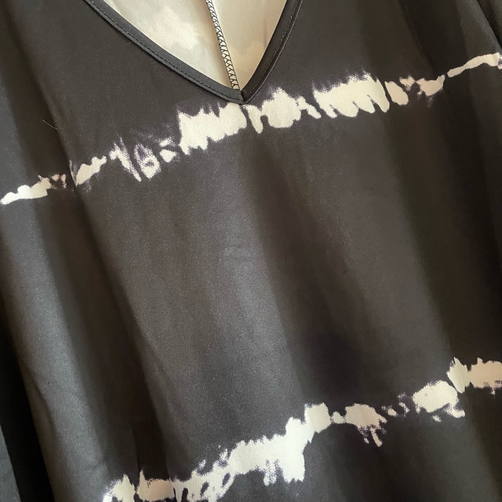 Woman’s V-Neck Black & White Over Sized Top Plus SZ 2X - Picture 2 of 4